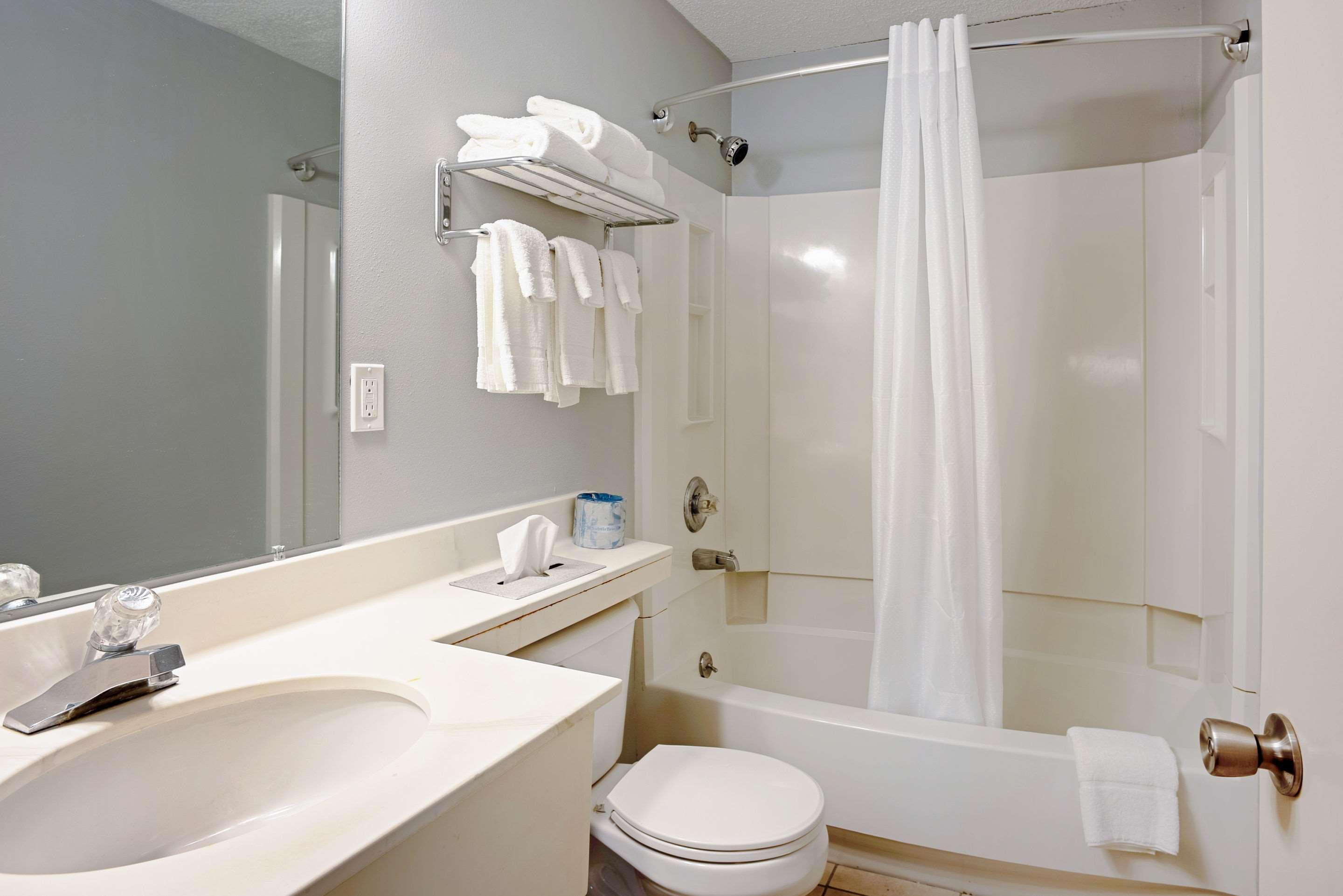 Quality Inn Frontier At Us Hwy 30 Clinton Экстерьер фото