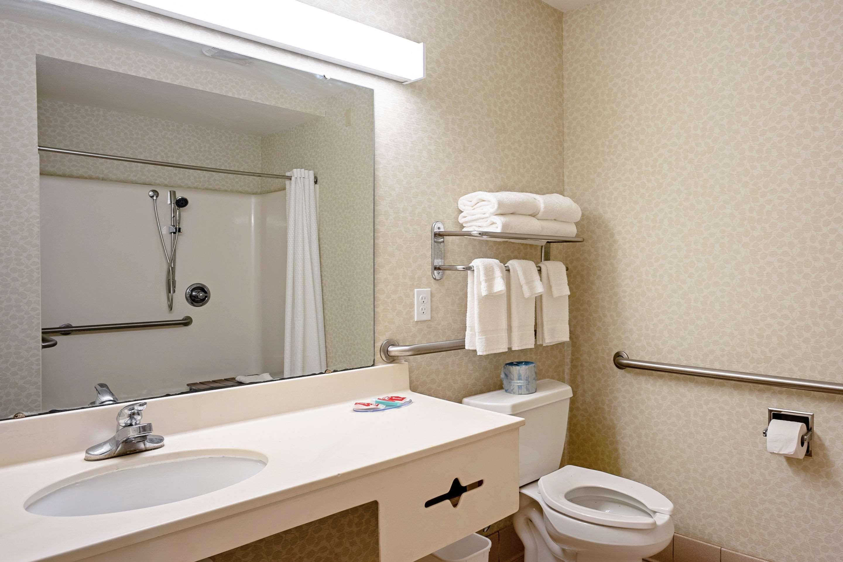 Quality Inn Frontier At Us Hwy 30 Clinton Экстерьер фото