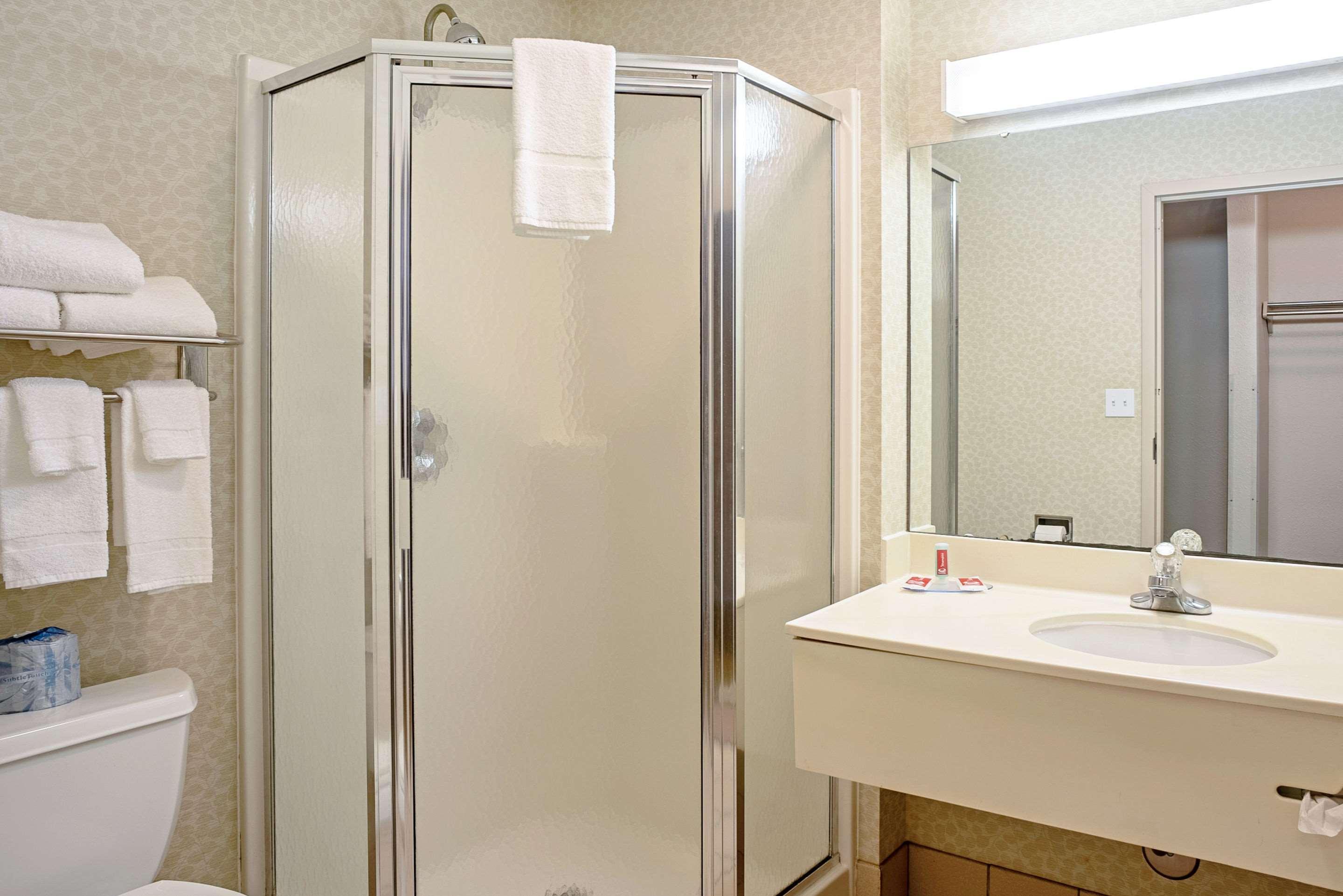 Quality Inn Frontier At Us Hwy 30 Clinton Экстерьер фото