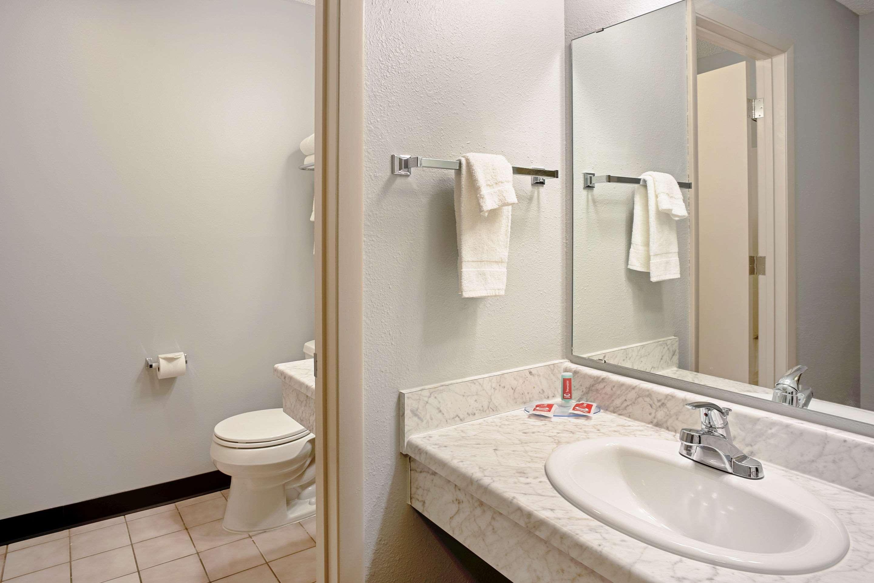 Quality Inn Frontier At Us Hwy 30 Clinton Экстерьер фото