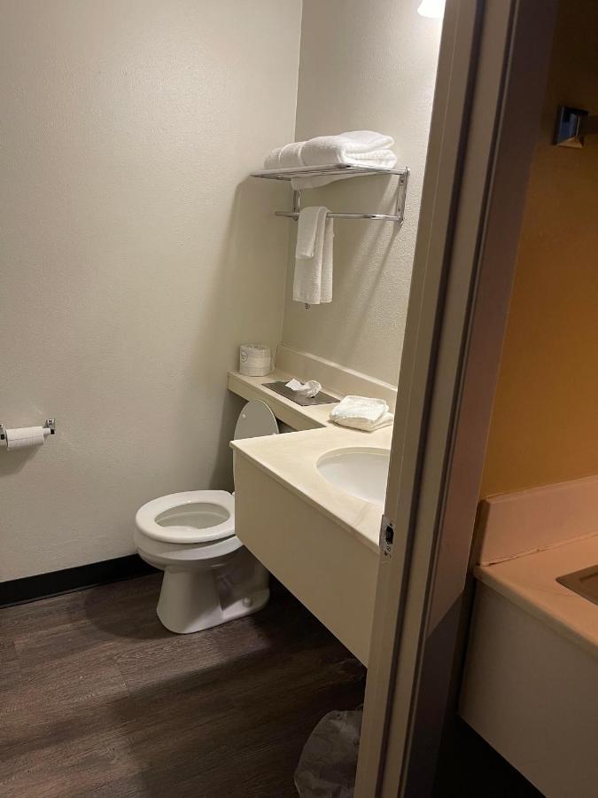 Quality Inn Frontier At Us Hwy 30 Clinton Экстерьер фото